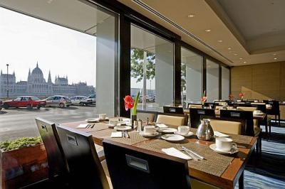 Hotel Novotel Budapest Danube - Restaurant with Panoramic view to the Parlament building - ✔️ Hotel Novotel Budapest Danube**** - Novotel Danube Budapest