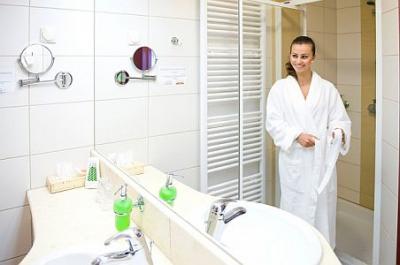 Airport Hotel Budapest 4* beautiful bathroom - Airport Hotel Budapest**** - Discount hotel with free transport from the airport