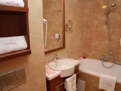 Elegant bathroom in The Three Corners Hotel Bristol - 4-star hotel near Arena Plaza shopping center - ✔️ Hotel Bristol Budapest - 4 star city hotel in Budapest