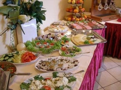 Hotel Lido Budapest - Buffet-breakfast and package offers with half board for romantic holidays in Budapest in Hungary - Lido Hotel Budapest - Romai-part Budget 3-stars hotel at Danube shore near Aquincum
