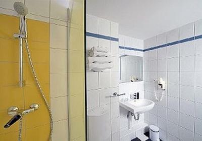 Ibis Styles Budapest City - bathroom of Hotel Mercure Duna - Ibis Styles Budapest City*** - Panoramic view to the Danube 